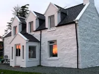 100 year old Renovated Cottage in North Skye Sgurr a Ghreadaidh and Sgurr a Mhadaidh附近的飯店