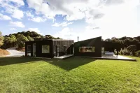 Modern Raglan Hideaway