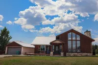 Charming 3-bedroom house in beautiful Pagosa Springs across from the Lake