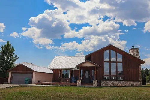 Charming 3-bedroom house in beautiful Pagosa Springs across from the Lake