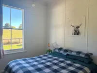 Beach & village a stone throw away! Or a 2min  walk to Wallingford Homestead! Hotels in Wallingford