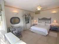 Beachfront Apartment in St. Lawrence Gap - Close To Your Every Need 도버 호텔