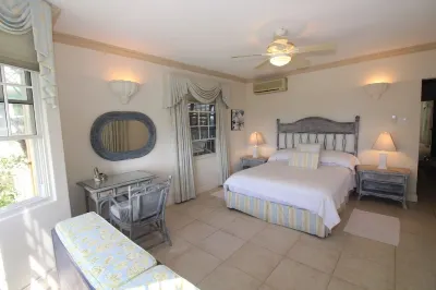 Beachfront Apartment in St. Lawrence Gap - Close To Your Every Need Hotel dekat Dover Beach