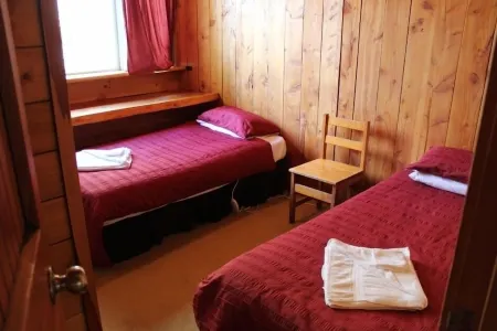 Character Log Lodge with Great Mountain Views Отели в г. Ohakune