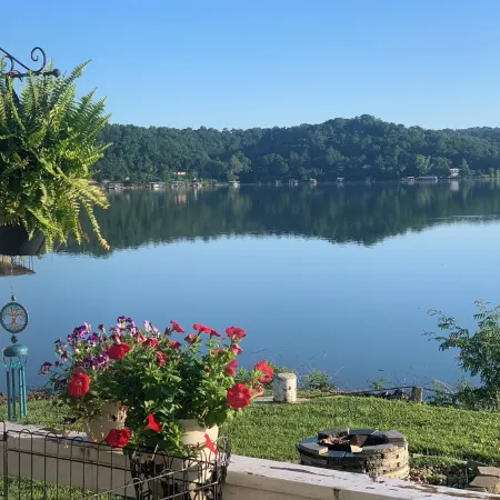 New to VRBO. Lakefront, fishing and swim dock.   Cabin fully equipped very comfy