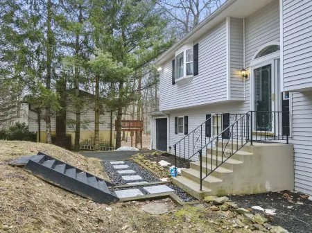 Misty Mountain Hideaway! Отели рядом с достопримечательностью «Community Church»