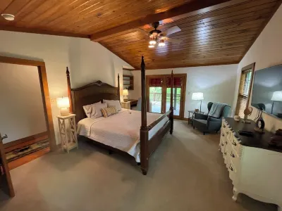 Secluded Mountain Cabin Retreat Near Franklin & Highlands