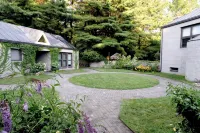 Modern home with Catskill views, guesthouse and heated pool near Chatham/Hudson