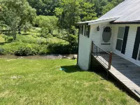 Beautifully remodeled cottage-w. Creek close to Downtown Boone & all activities Hotels near Alliance Bible Fellowship