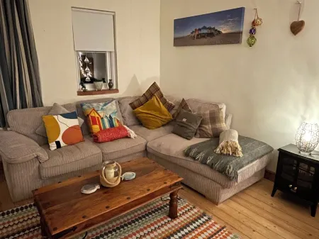 Cosy seaside cottage one minute walk from the beach. Dog friendly!