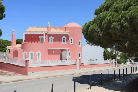 Luxury Villa with swimming pool Отели рядом с достопримечательностью «Пляж Фалезия»