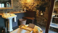 Romantic Stone Cottage with private woodfired hot tub, spa bathroom, yoga deck! Hotels in Saint Asaph