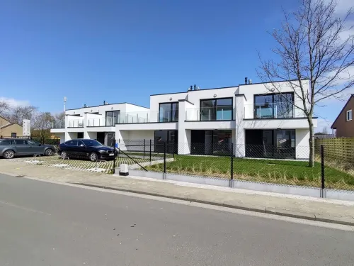 Getting a breath of fresh air by the sea between Bredene and De Haan