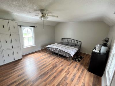 Looking for a getaway in the woods close to the city pet friendly, party