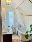 Lovely one-bedroom apartment (near downtown/beach)