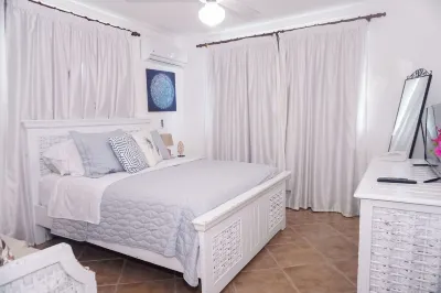 Large 3 bedroom, 2 bathroom property conveniently located steps from the beach. Hoteles cerca de Palm Suites pool