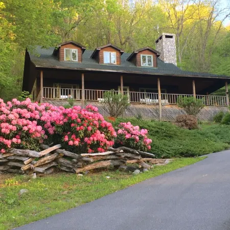 Casual comfort between Boone & Sugar. A retreat w/ soul, High Country centered.