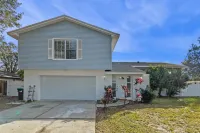 Theme Park Retreat, 4BR near Universal Studios Hotels near The Orlando Eye