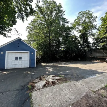 Perfect for family/corporate, Strategic location, 2mi Yale, 2.8 mi Airport,