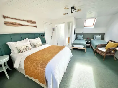 Thistledown Lodge Hotels near Slade Castle
