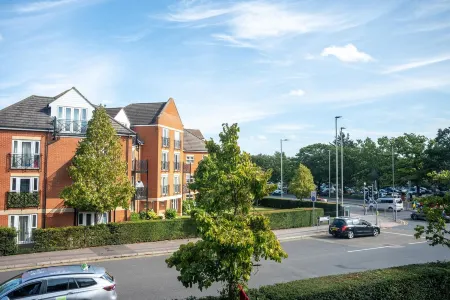 Charming Bedford 2BR walking distance to Hospital, Train Station and Town Center