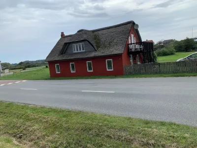 Large house in a surfer's paradise with a sauna and fireplace Hotels in 