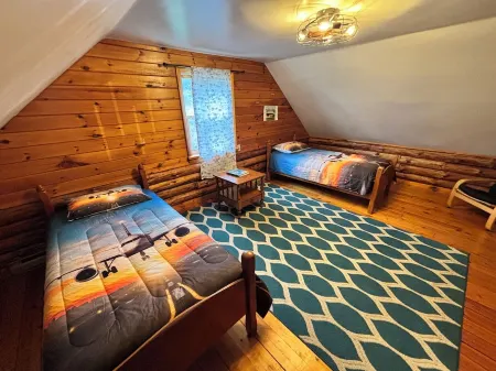 Authentic log cabin! Отели рядом с достопримечательностью «Парк штата Форт Ниагара»