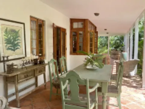 Magical private estate:3 bed Sage Cottage,big porch near Cambridge Beaches & fun Hotels in Sandys