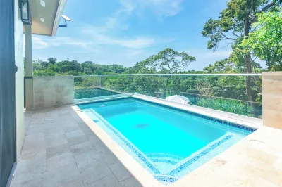 Luxury 5-bedroom villa in west end Roatan with pool Hotel a 