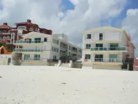 Sept_Nov Sale Amazing Beach Front Apartment, 3 Bdrms, 3 Baths, Sleeps 8,