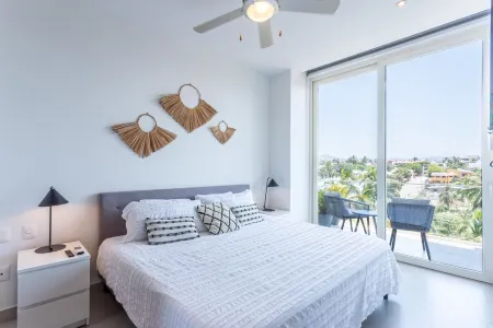 PAVILION 2BR, Rooftop Infinity Pool & Jacuzzi with AMAZING views of the ocean.