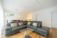 Schweizer Refugium | Smart Home, 1 GB, Erdgeschoss, 3 Min. zum Krankenhaus!