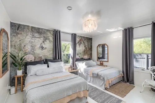 Charming 3-bedroom with 2 full baths cottage in Southfield for Soul Searching Hotels in Southfield