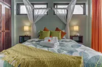Ophelia's Villa: Waterfront Luxury with Private Pool
