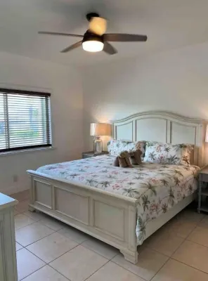 Island Vibe #1 3 bedroom condo near the beach Hotel a 