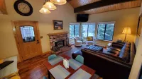 Minutes from Downtown Truckee! Biking, hiking, shopping, restaurants...