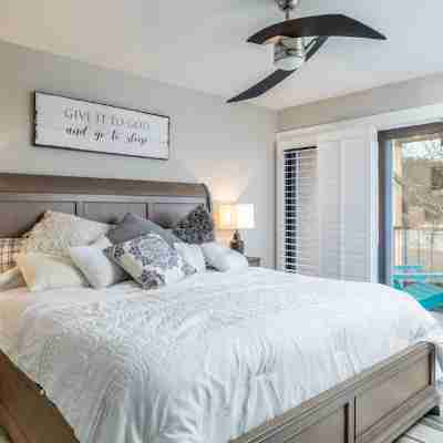 Riverfront Condo, Super Conveniently Located! Rooms