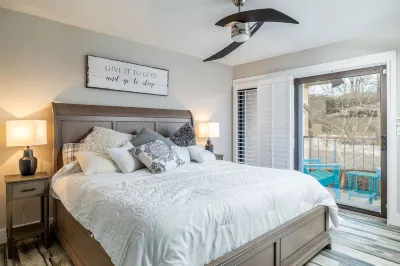 Riverfront Condo, Super Conveniently Located! Hotels near CAM Cabin Crafts