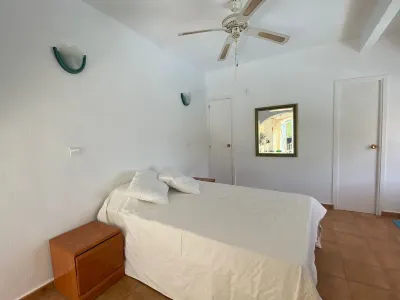 House located in front of the sea, 5 minutes from the Coveta cove. Mercadillo de los domingos El Campello附近的飯店