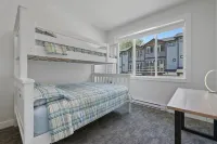 Modern and Stylish Condo with Mountain Views