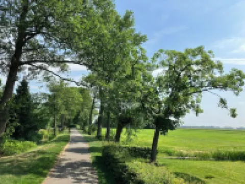 Idyllic house with spacious garden next to canal, boat rent is possible (extra) Hotels in Giethoorn