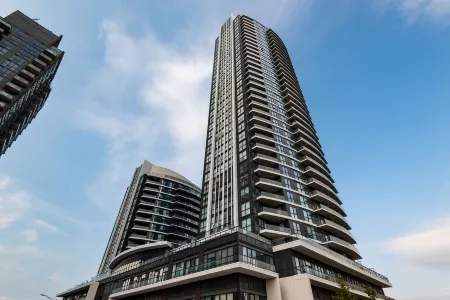 Luxury condo w breathtaking sunset views close to airport & downtown Mississauga