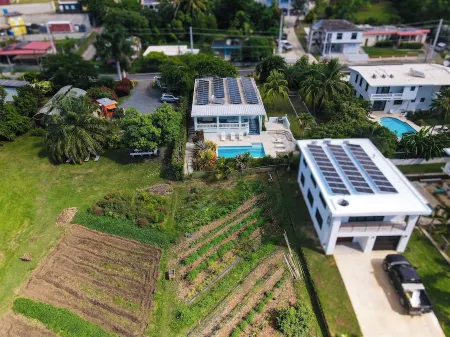 R Villa - Walk to Steps Beach with POOL, Ocean View & BOCCE Court Отели в г. Пунтас