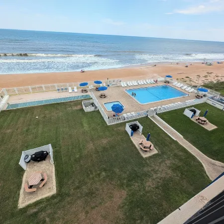 Traders Inn Beach Club