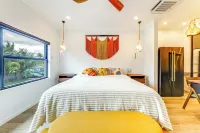 4 Mi to Beach Chic Condo in Heart of Wilton Drive Hotels in Wilton Manors