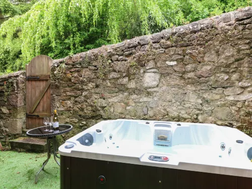Kirkham House - Hot Tub