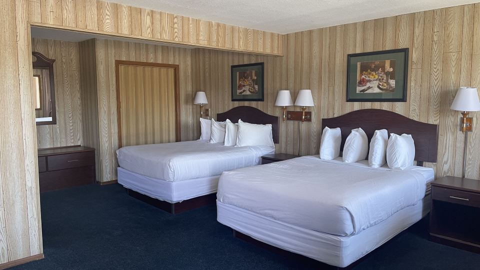 Saddle & Surrey Motel