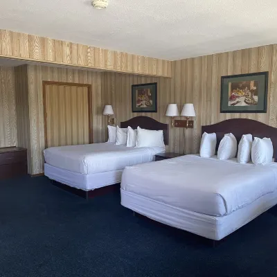 Saddle & Surrey Motel Hotels near Emerald Lake Trail