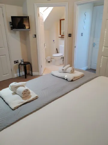 The Bath House Apartments - Free 1st Breakfast - Free Parking Hotels in 