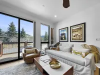 541 センターサークル 3BR 3.5BA 3 ベッドルーム タウンハウス バイ レッドオーニング